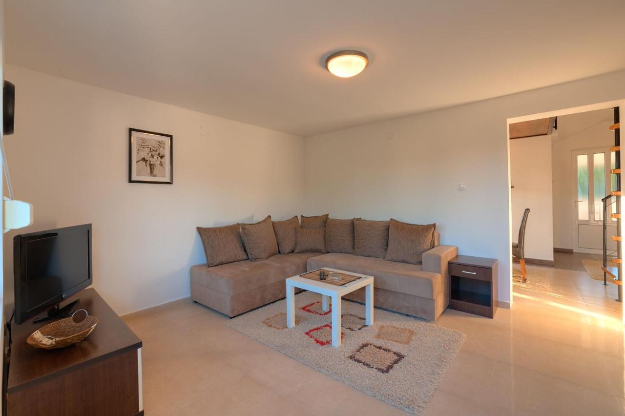 Apartments Pean Тиват Екстериор снимка