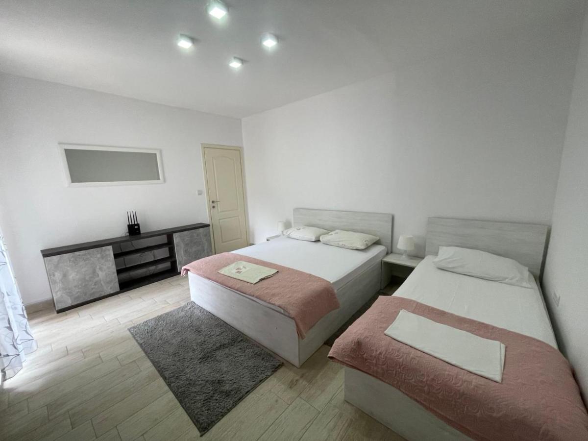 Apartments Pean Тиват Екстериор снимка