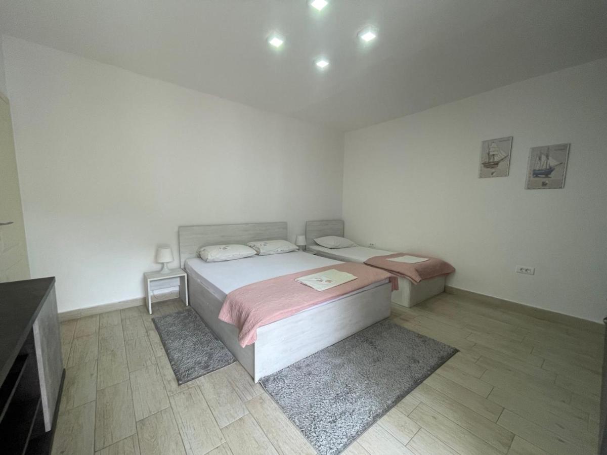 Apartments Pean Тиват Екстериор снимка