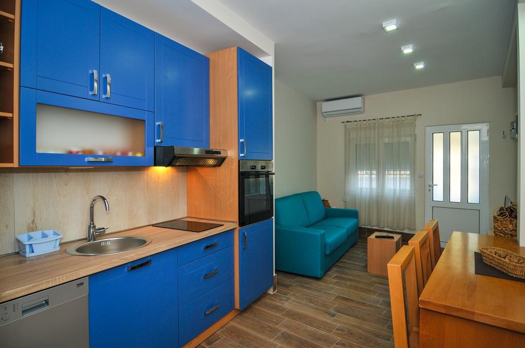 Apartments Pean Тиват Екстериор снимка