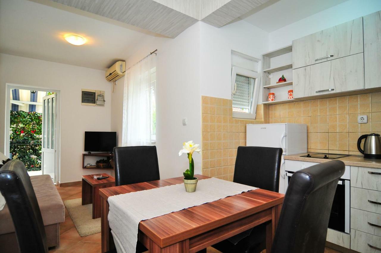 Apartments Pean Тиват Екстериор снимка