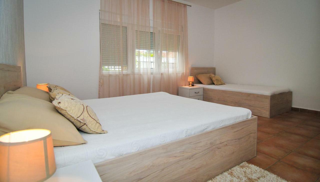 Apartments Pean Тиват Екстериор снимка