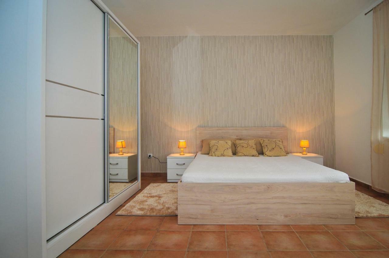 Apartments Pean Тиват Екстериор снимка
