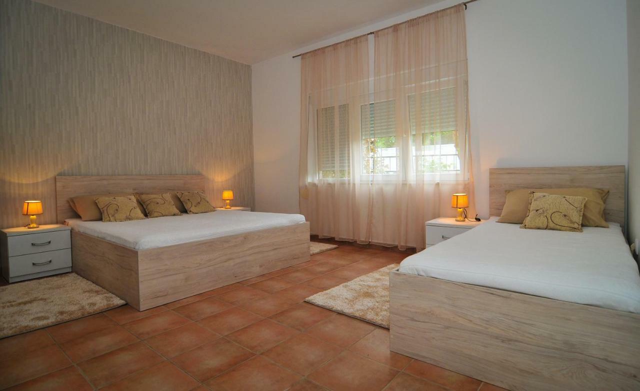 Apartments Pean Тиват Екстериор снимка