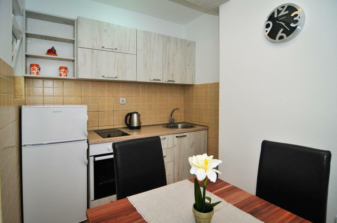 Apartments Pean Тиват Екстериор снимка