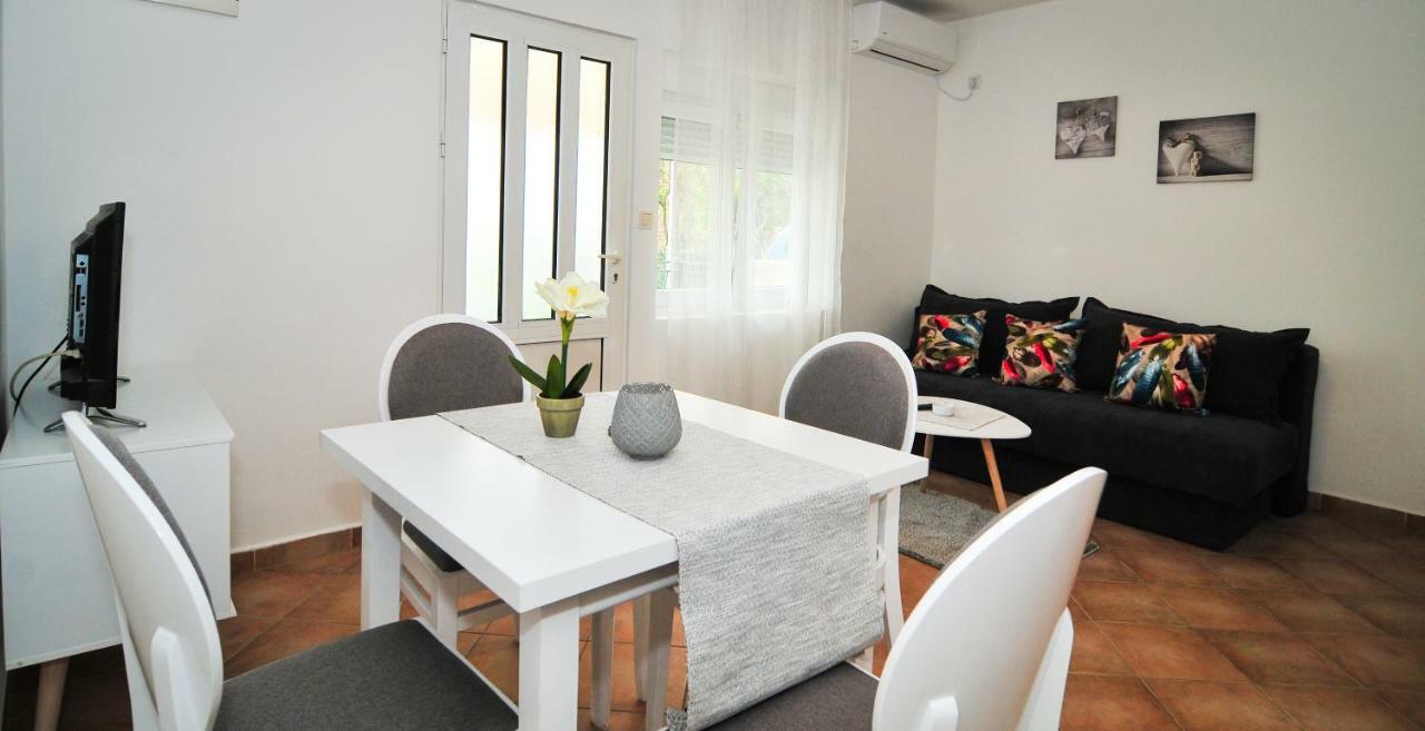 Apartments Pean Тиват Екстериор снимка