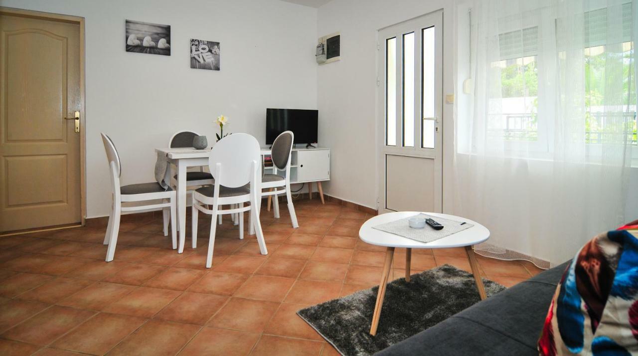 Apartments Pean Тиват Екстериор снимка