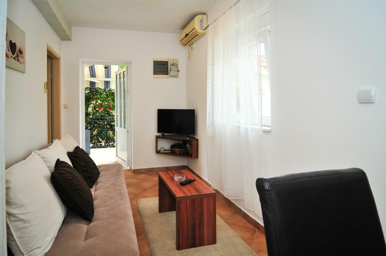 Apartments Pean Тиват Екстериор снимка