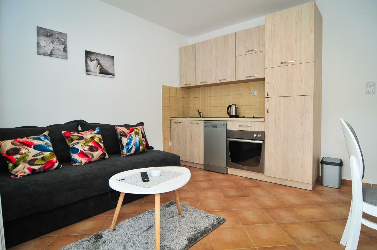 Apartments Pean Тиват Екстериор снимка